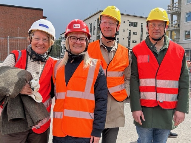GymLF’s repræsentanter Marianne Munch Svendsen, Mette Pryds, Sven Gaardbo og Lars Korslund Nielsen på en byggeplads lidt uden for Helsinki, hvor et splinternyt gymnasium er ved at tage form.