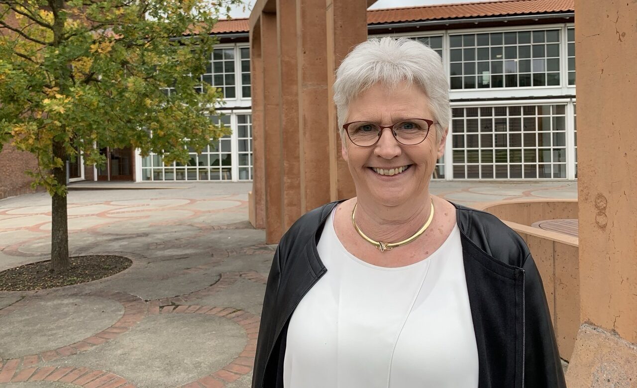 ”Hver gang der skal laves uddannelsesreformer, kommer hf i spil som en slags klister, som skal lime det hele sammen. Det kan af og til virke, som om man mangler respekt for hf’en og den opgave, vi løser,” siger Anne Frausing.