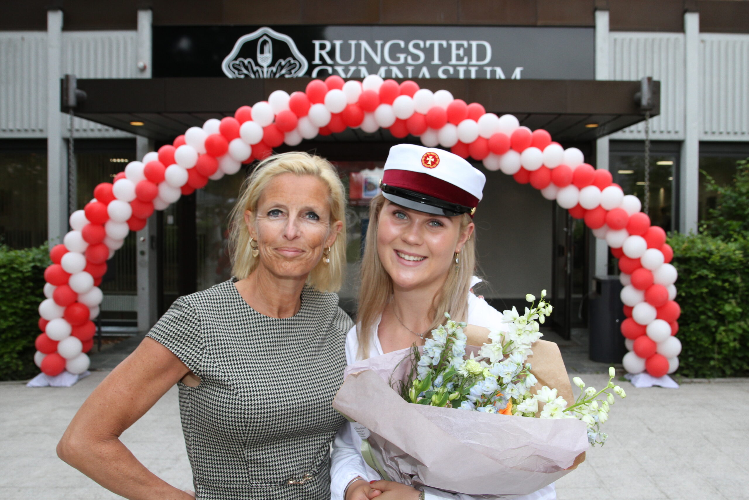 Rektor Ruth Kirkegaard ser det som en god investering at bruge en-to arbejdsdage hver anden måned på at lave nyhedsbrev til forældrene om hverdagen på Rungsted Gymnasium.